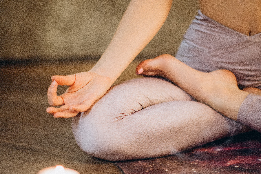 persona meditando con la mano en la rodilla
