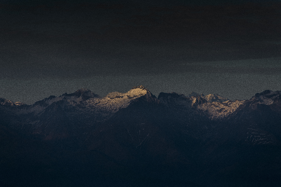 paisaje co montaña oscura con un fondo pequeño de luz